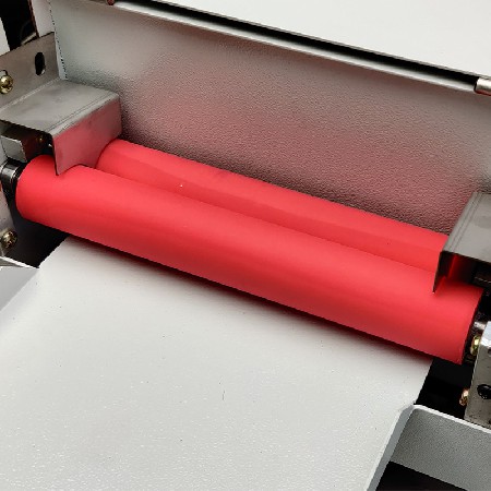 現(xiàn)貨淋膜機(jī)220V光盤證卡上光機(jī)專業(yè)印刷設(shè)備上光機(jī)來圖制訂廠家